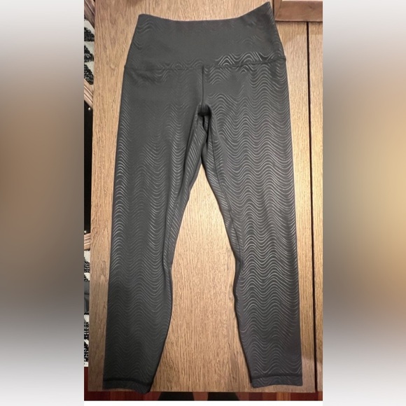 Lululemon Black Wavy Print High-Rise Leggings Size 8 - 24” inseam - Picture 5 of 6